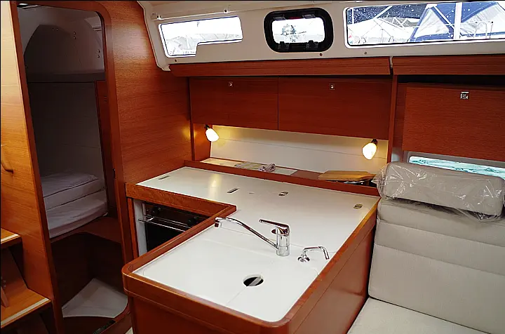 Dufour 350 GL - Kitchen