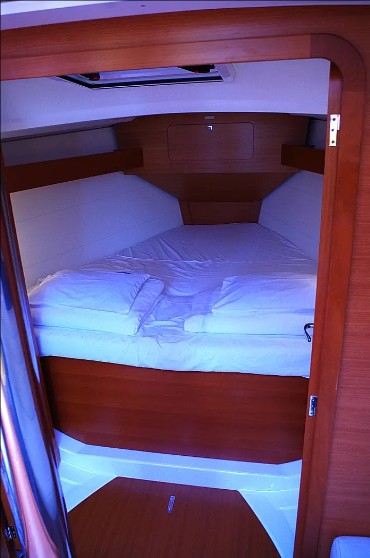 Dufour 350 GL - Bow cabin