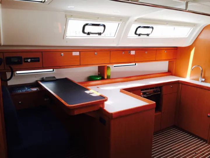 Bavaria Cruiser 51 - YOLO kitchen