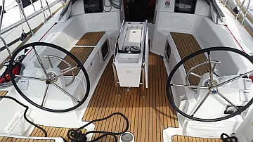 Sun Odyssey 379 - 