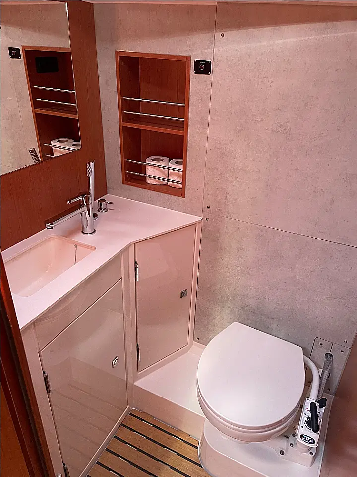 Bavaria C42 - 